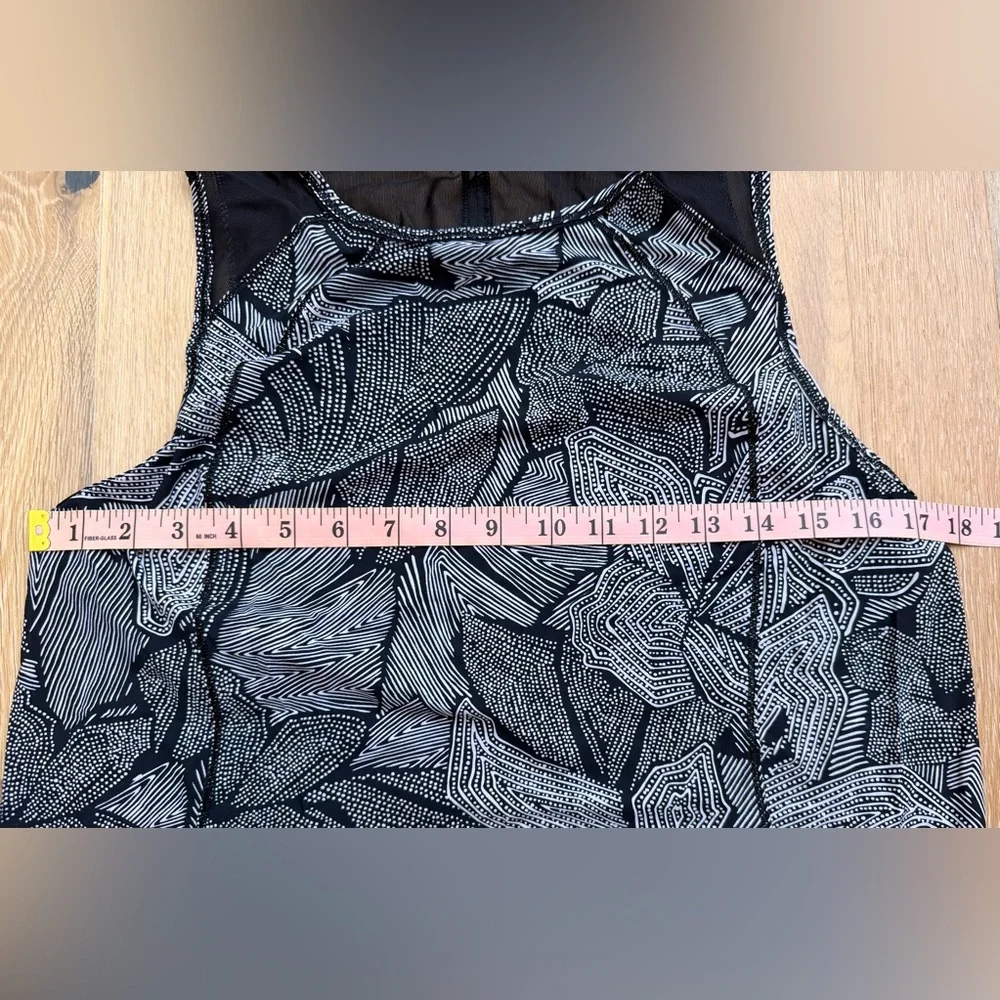 Lululemon Women’s Black and White Patterned Sculpt Tank in Great Condition - Picture 4 of 5